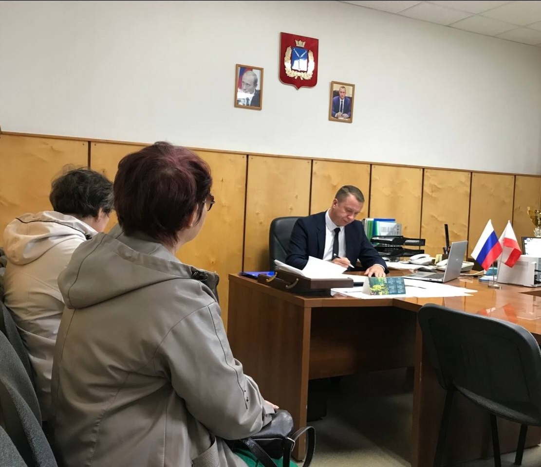 Глава Лысогорского района Сергей Фартуков провёл еженедельный приём граждан.