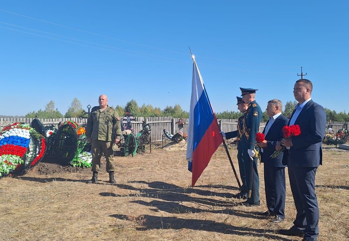 В Лысых Горах простились с двумя бойцами специальной военной операции Александром Синько и Антоном Максимовым.