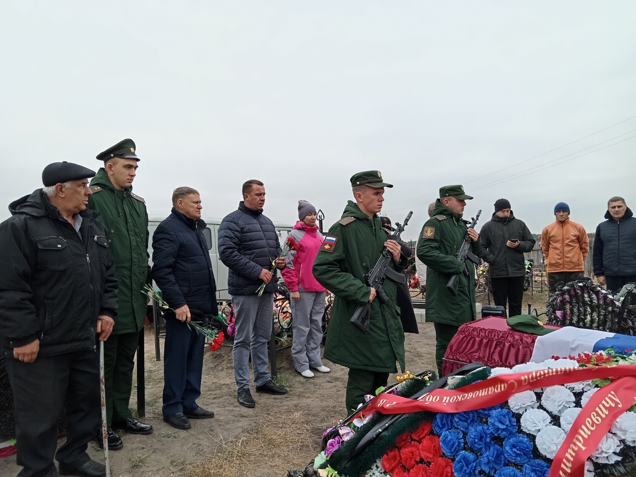 В Лысогорском районе простились с двумя участниками специальной военной операции.