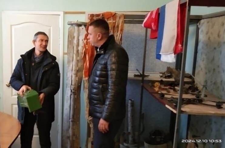 Сегодня глава района Сергей Фартуков посетил экспозицию в Лысогорском краеведческом музее, посвященную специальной военной операции.