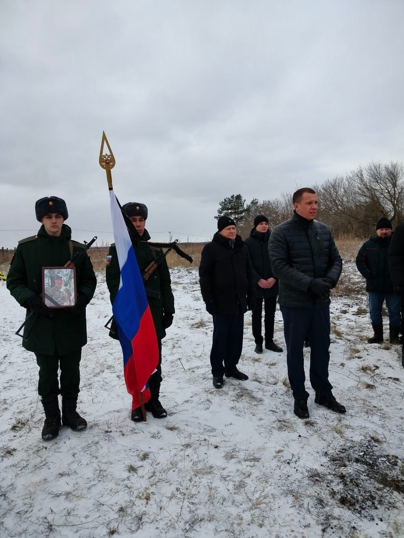 Сегодня в Широком Карамыше простились с участником СВО.