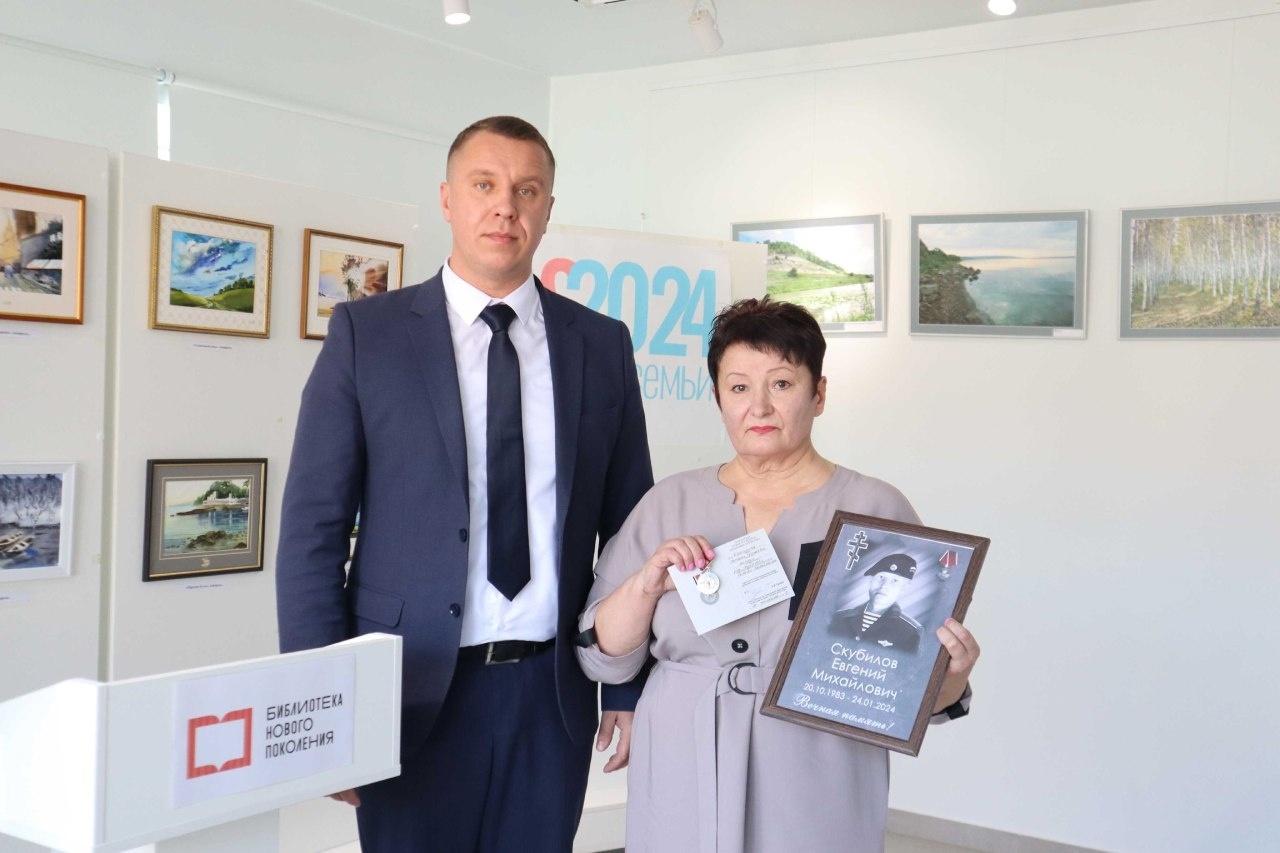 Семьям погибших героев глава Лысогорского района Сергей Фартуков передал ордена Мужества и вручил памятные знаки.
