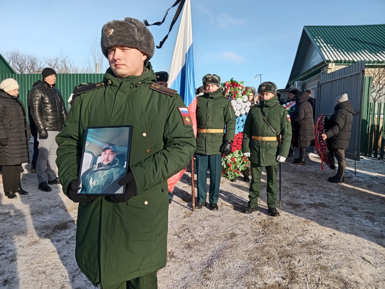 В поселке Гремячий проводили в последний путь участника специальной военной операции Виталия Воркунова.