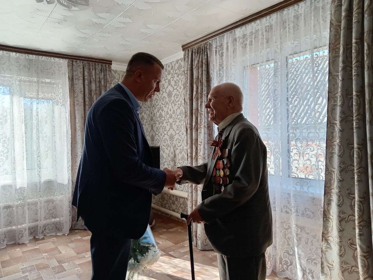И.о. главы Лысогорского муниципального района Сергей Фартуков лично поздравил участника Великой Отечественной войны, жителя поселка Яблочный Михаила Александровича Щербакова с Днем пожилых людей..