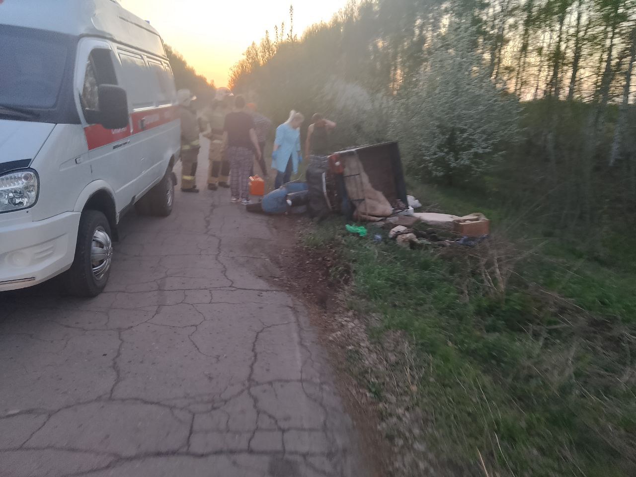 ПРИ ОПРОКИДЫВАНИИ МОТОРОЛЛЕРА НА МЕЖПОСЕЛКОВОЙ ДОРОГЕ ВОДИТЕЛЬ ПОГИБЛА.