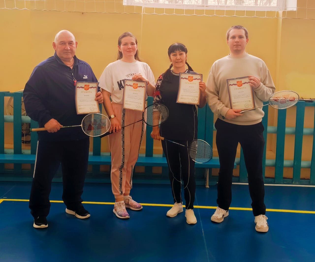 Педагоги школ села Новая Красавка и поселка Октябрьский встретились, чтобы по-соседски сыграть в бадминтон.