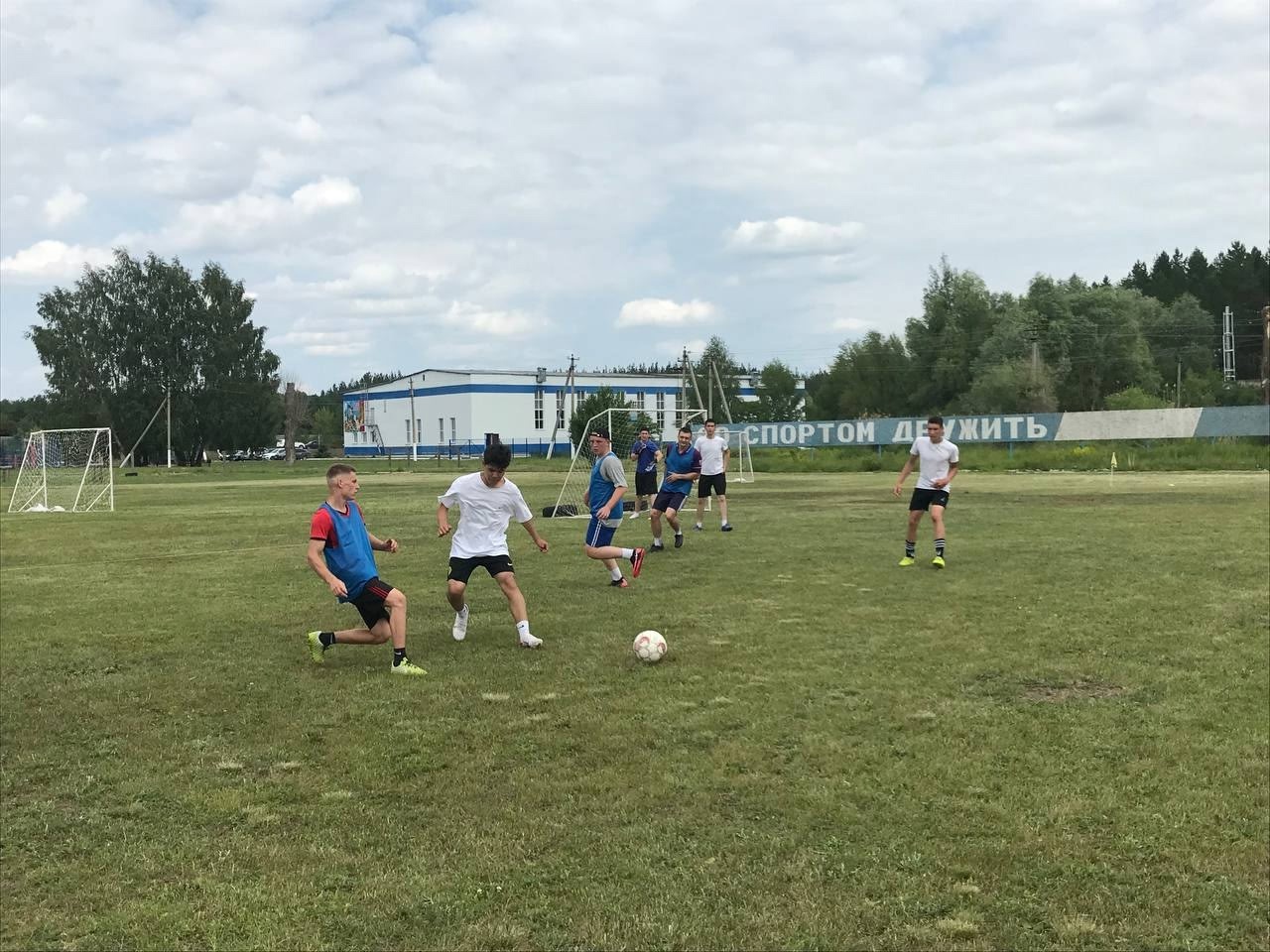  Товарищеский матч по футболу в честь Дня России на стадионе &quot;Олимп&quot;.