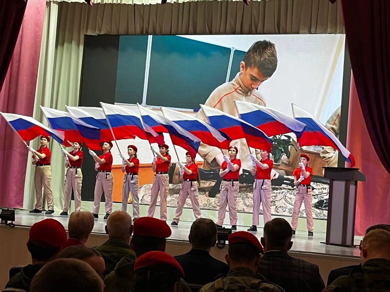 Юнармейский отряд Центра дополнительного образования Лысогорского района принял участие в VII Межрегиональном форуме юнармейских отрядов «С гордостью за прошлое, с заботой о настоящем», который прошел в  Балашове.