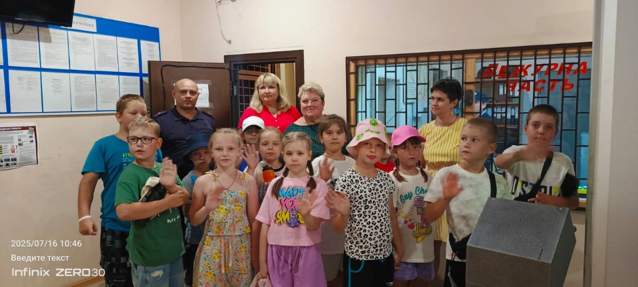 В рамках Дней Первых ребята из первичного отделения &quot;Движения Первых&quot; школы №1 р.п. Лысые Горы и ДОЛ &quot;Солнышко&quot; впервые посетили Отдел полиции ГУ МВД России &quot;Калининский&quot; по Саратовской области.