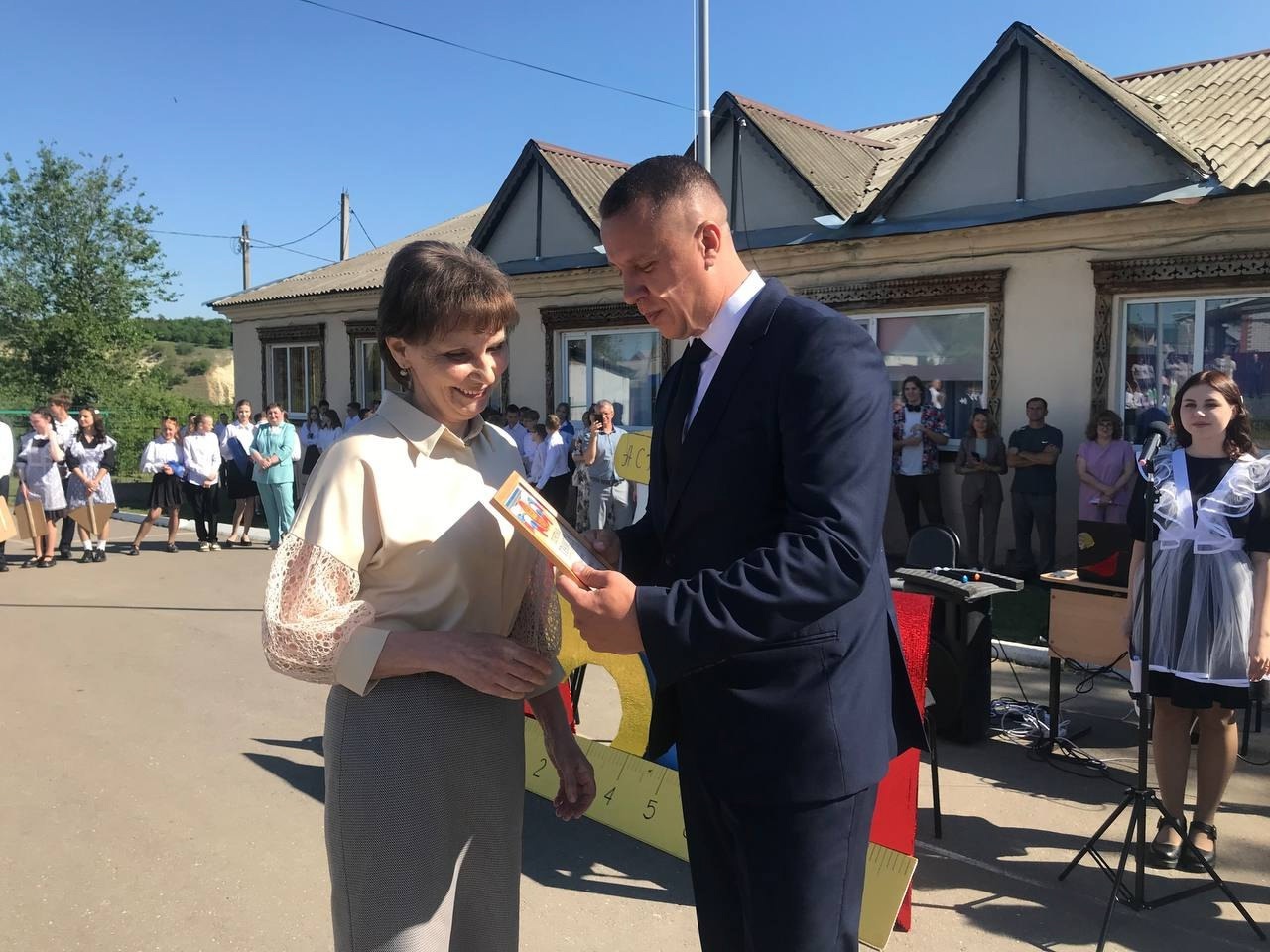 Последний школьный звонок прозвучал для лысогорских выпускников.