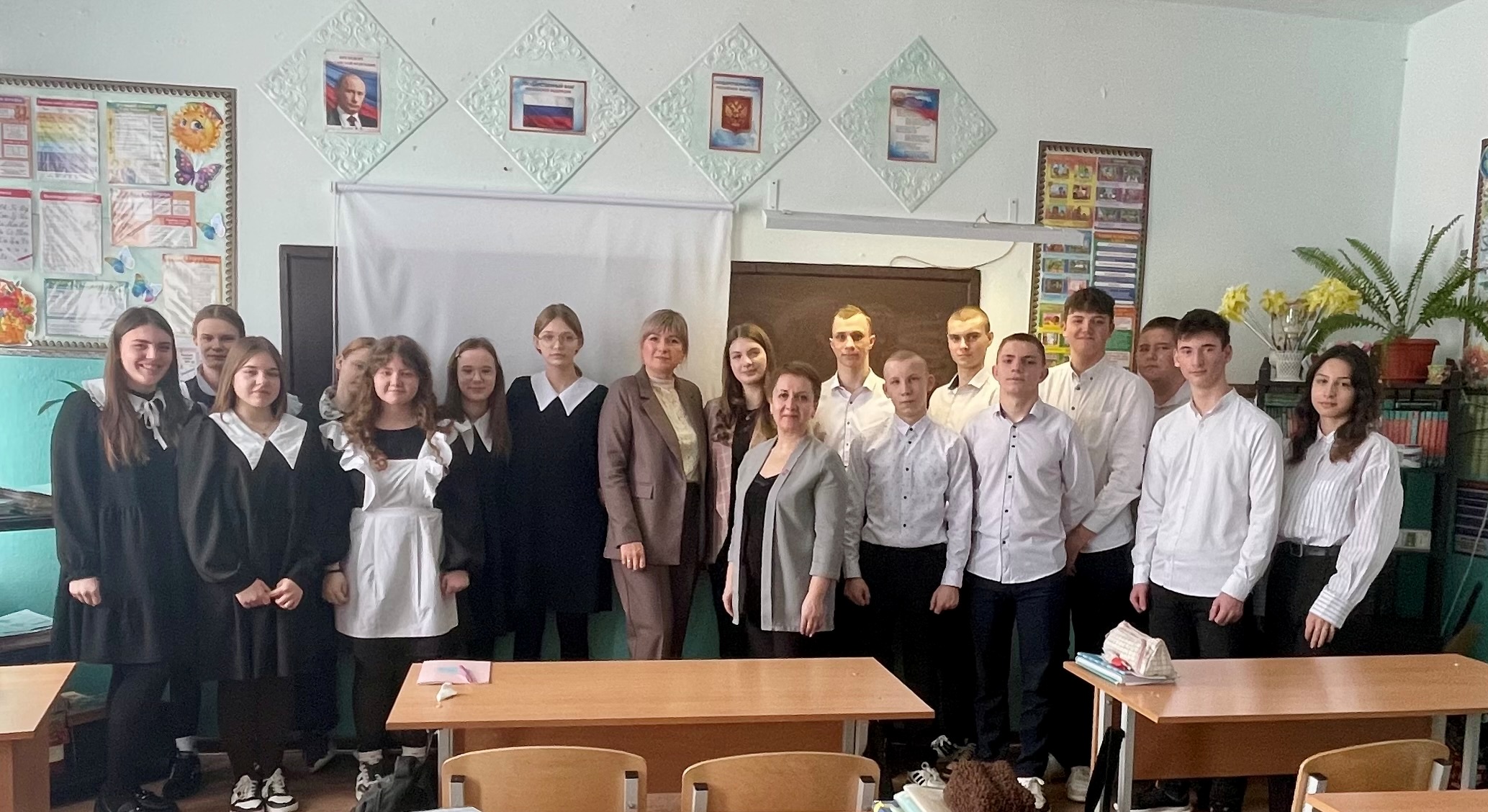 Начальник отдела ЗАГС по Лысогорскому району Людмила Куторова встретилась с активистами Лысогорского муниципального отделения «Движение Первых» в средней школе села Бутырки..