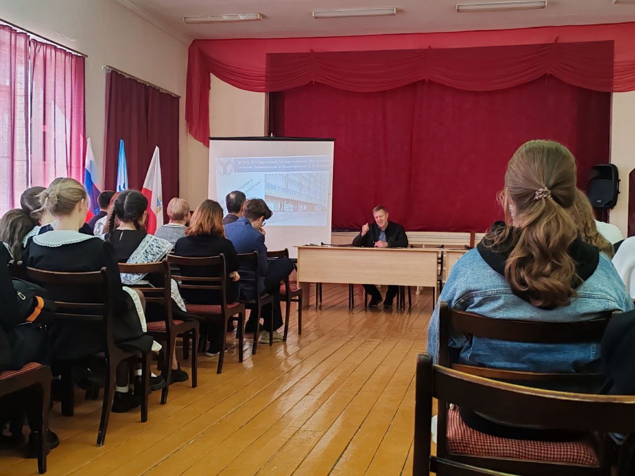 В школе № 2 прошла увлекательная встреча с представителями Вавиловского университета.