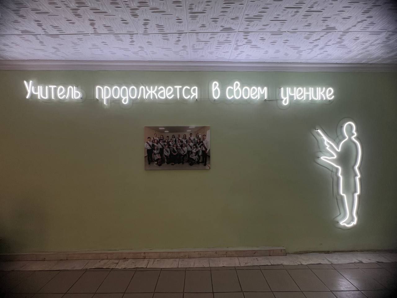 В школе № 1 состоялся выпускной вечер, на котором девять выпускников 11 класса получили долгожданные аттестаты о среднем общем образовании.