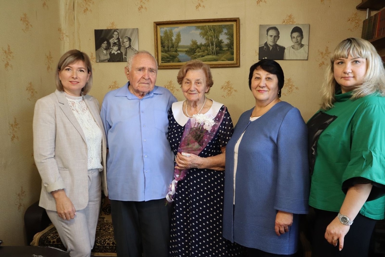 Сегодня, 1 октября, в День мудрости, добра и уважения, в рамках Года Семьи, в Лысогорском районе поздравления принимали семьи-долгожители.