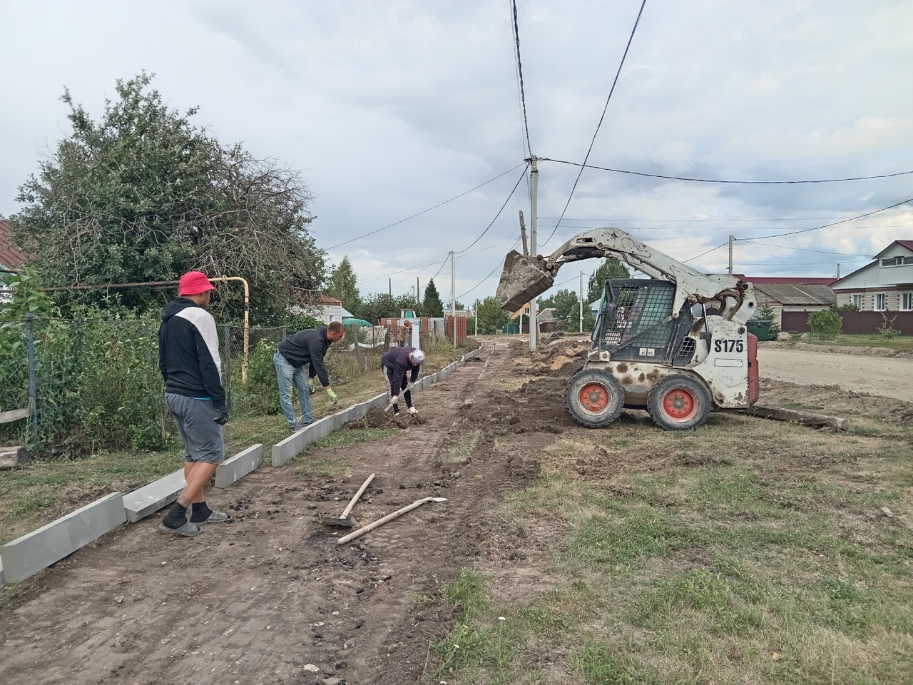 Подрядная организация приступила к работам по обустройству второй части тротуара на улице Советская.