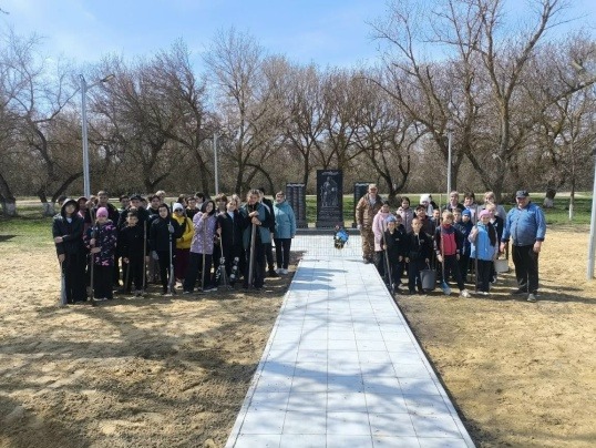 Школьники Больших Копен привели в порядок территории возле памятников и обелисков.