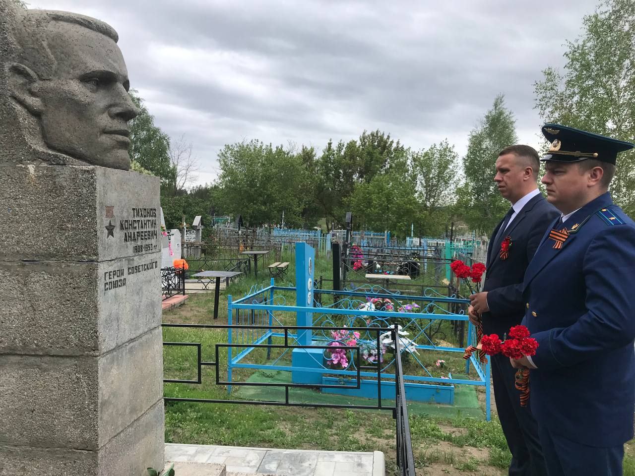 В канун Дня Победы Сергей Фартуков  с прокурором района Игорем Олеговичем Завихоновым возложили цветы к могиле Героя Советского Союза Тихонова Константина Андреевича и к братской могиле солдат Красной Армии.