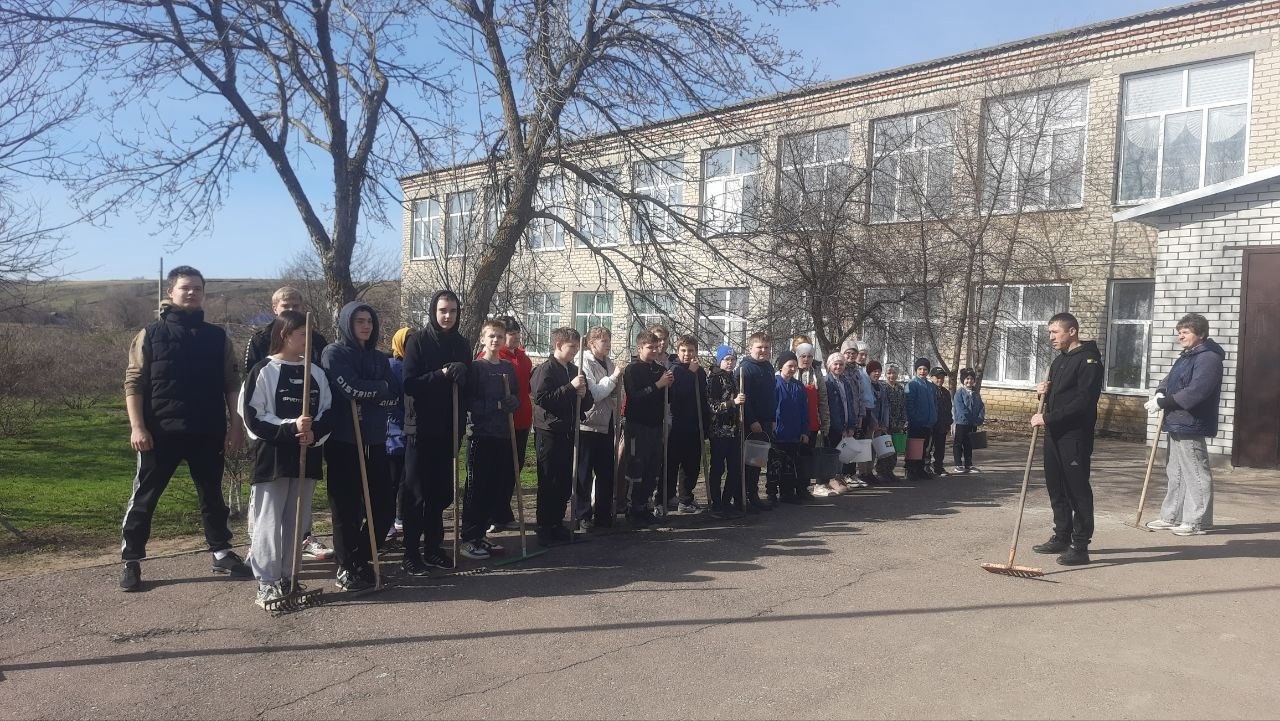 &quot;Мы за чистоту!&quot;: в школах района прошла череда субботников.