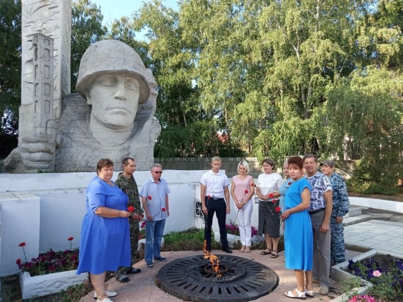 В день воинской славы России, прошло возложение цветов к памятнику «Воинам-лысогорцам».