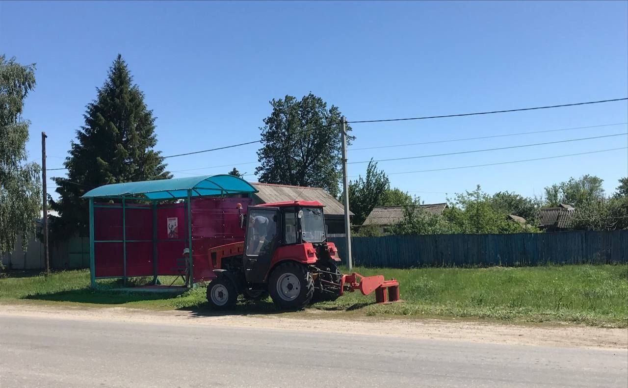 МАУ &quot;СанСервис&quot; продолжает работы по окашиванию сорной растительности на общественных территориях.