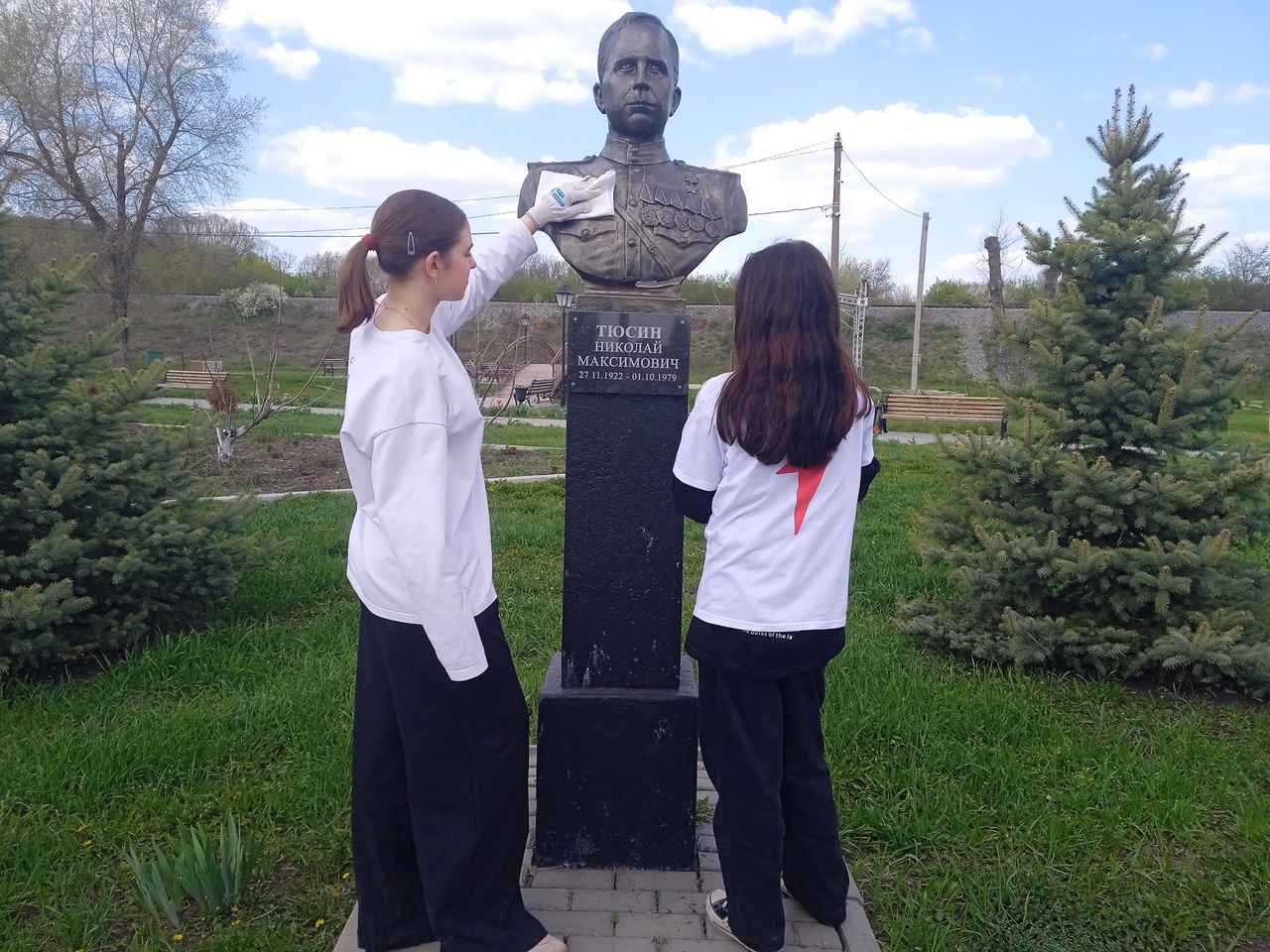 Активисты &quot;Движения Первых&quot; школы № 1 приняли участие во Всероссийской неделе субботников «Мы за чистоту», приуроченной ко Дню Победы в Великой Отечественной войне.