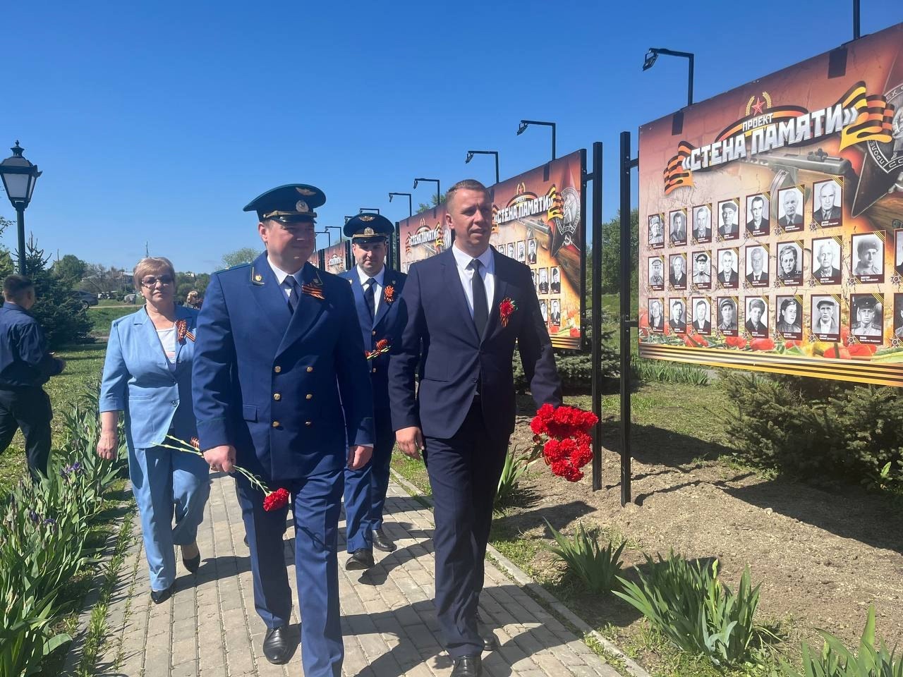 В Парке Победы, благоустроенном благодаря федеральному проекту «Формирование комфортной городской среды», 9 мая состоялась церемония возложения цветов к бюстам Героев Советского Союза.