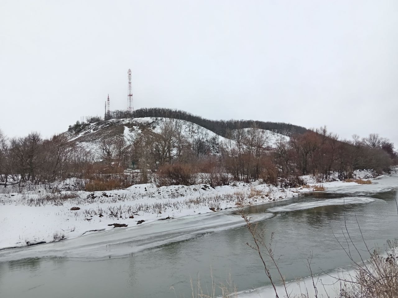 В Лысогорском районе действует запрет выхода на лёд водоемов.