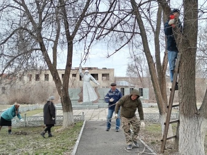 Лысогорцы продолжают наводить чистоту в районе.