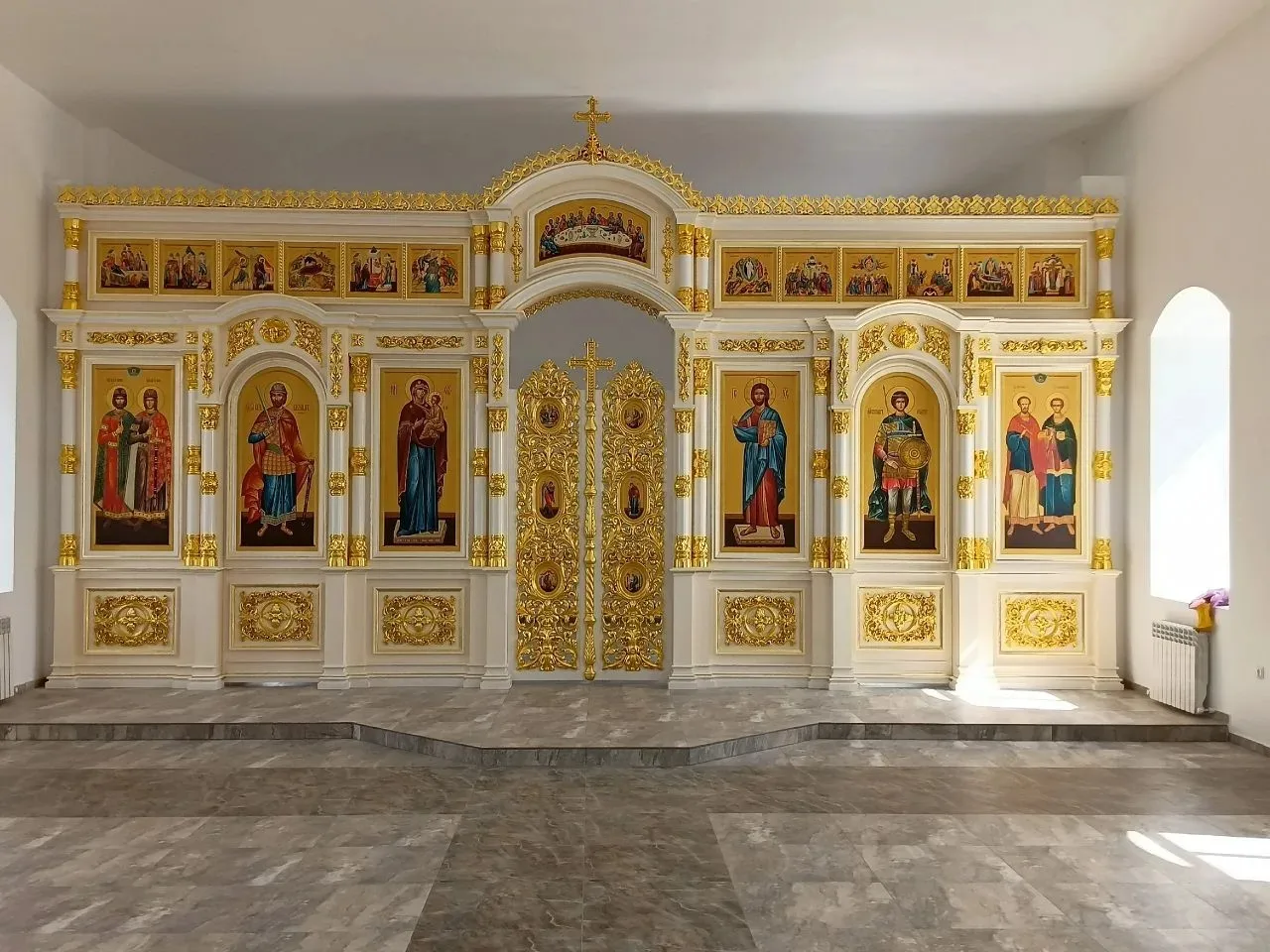 В храме села Невежкино установлен иконостас и благоустроена территория.