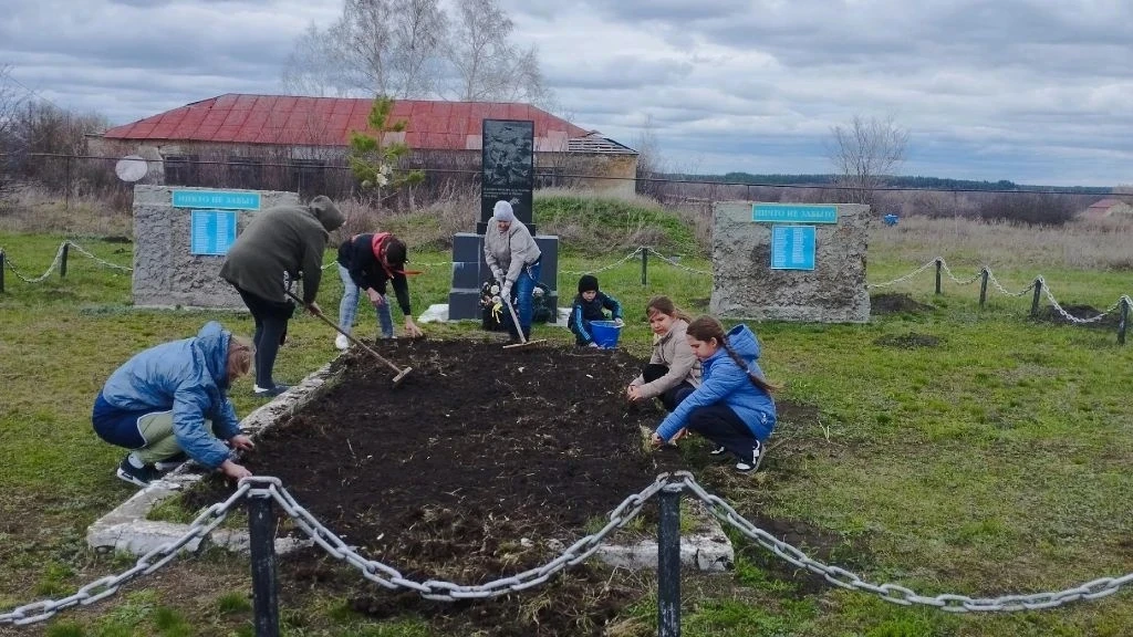 В Атаевке привели в порядок памятник героям Великой Отечественной войны.