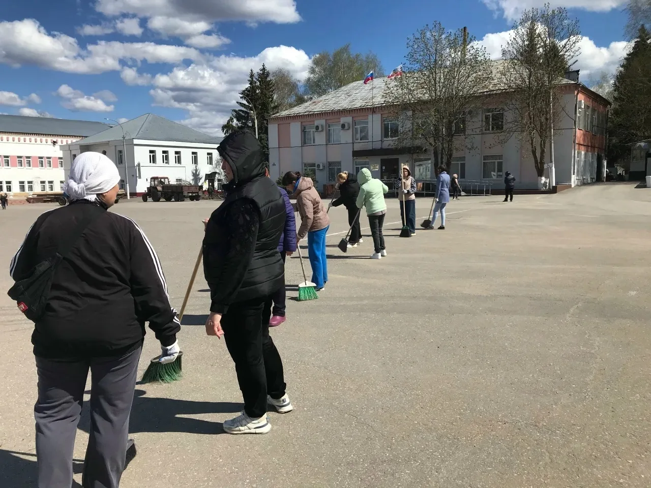 В Лысогорском районе продолжаются субботники по благоустройству и наведению чистоты на общественных территориях.