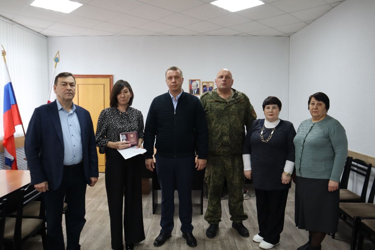 Медаль «За отвагу» вручили супруге лысогорца, погибшего в зоне СВО.