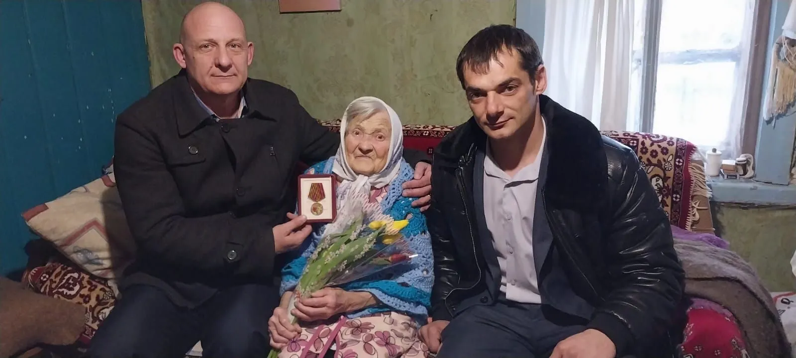 Накануне Международного женского дня депутат Собрания Лысогорского района Григорий Крымцев и глава Раздольновского сельского поселения Максим Мамедов вручили юбилейную медаль &quot;80 лет Победы в Великой Отечественной войне 1941-1945 годов&quot; труженице тыла Ал.