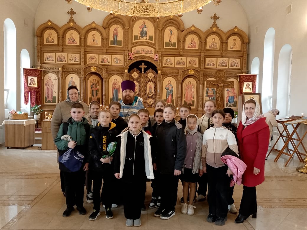 Православная церковь празднует Благовещение Пресвятой Богородицы Сегодня православный мир отмечает один из важнейших двунадесятых праздников — Благовещение Пресвятой Богородицы. Этот праздник ежегодно приходится на 7 апреля и знаменует собой начало спасен.