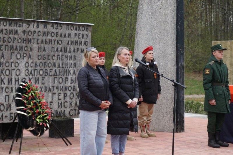 Медаль и останки освободителя Пушкиногорской земли переданы внучатым племянницам Ольге Голановой и Наталье Кравцовой  в Лысогорский район.