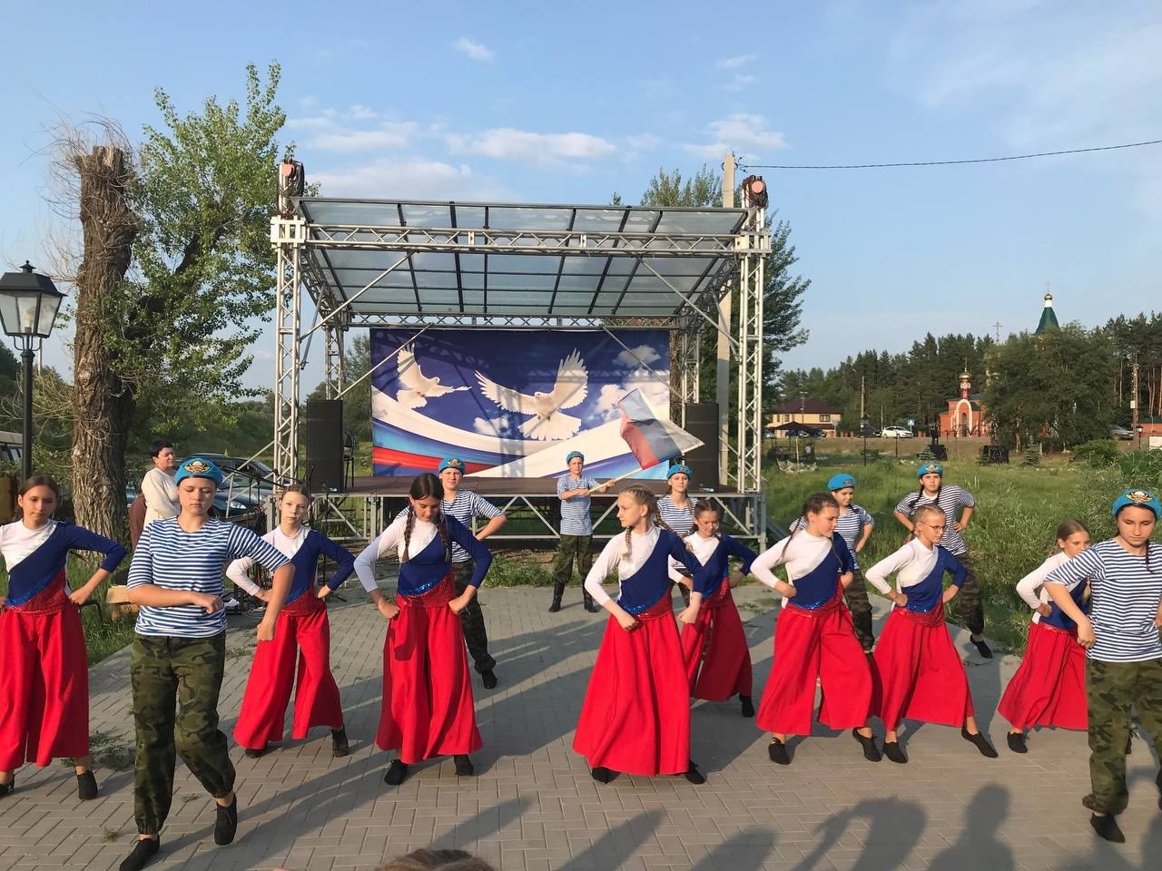 Праздничный концерт в Лысых Горах в честь Дня России.