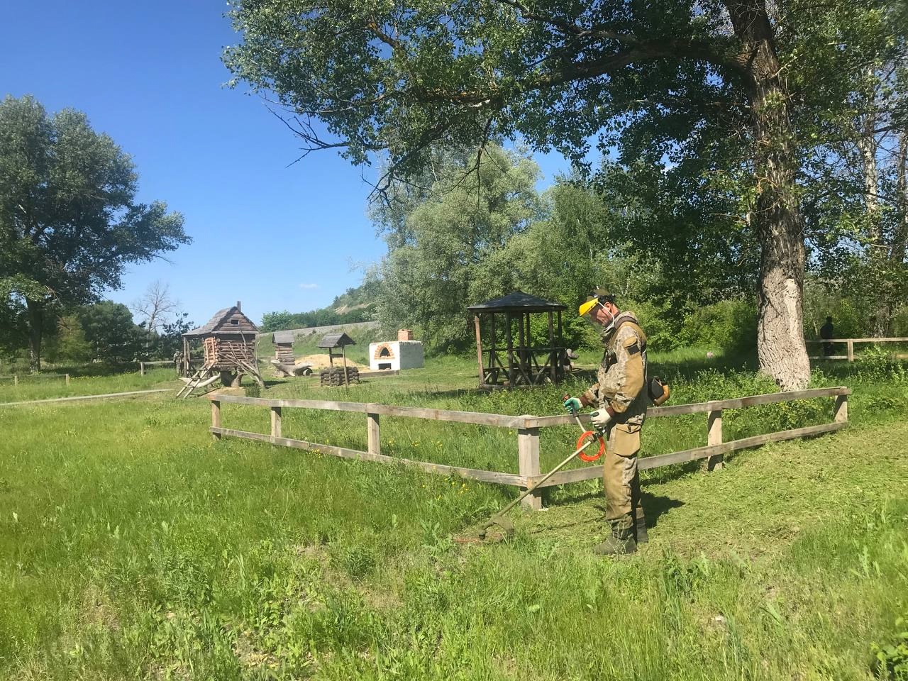В Лысых Горах продолжаются работы по благоустройству общественных территорий.