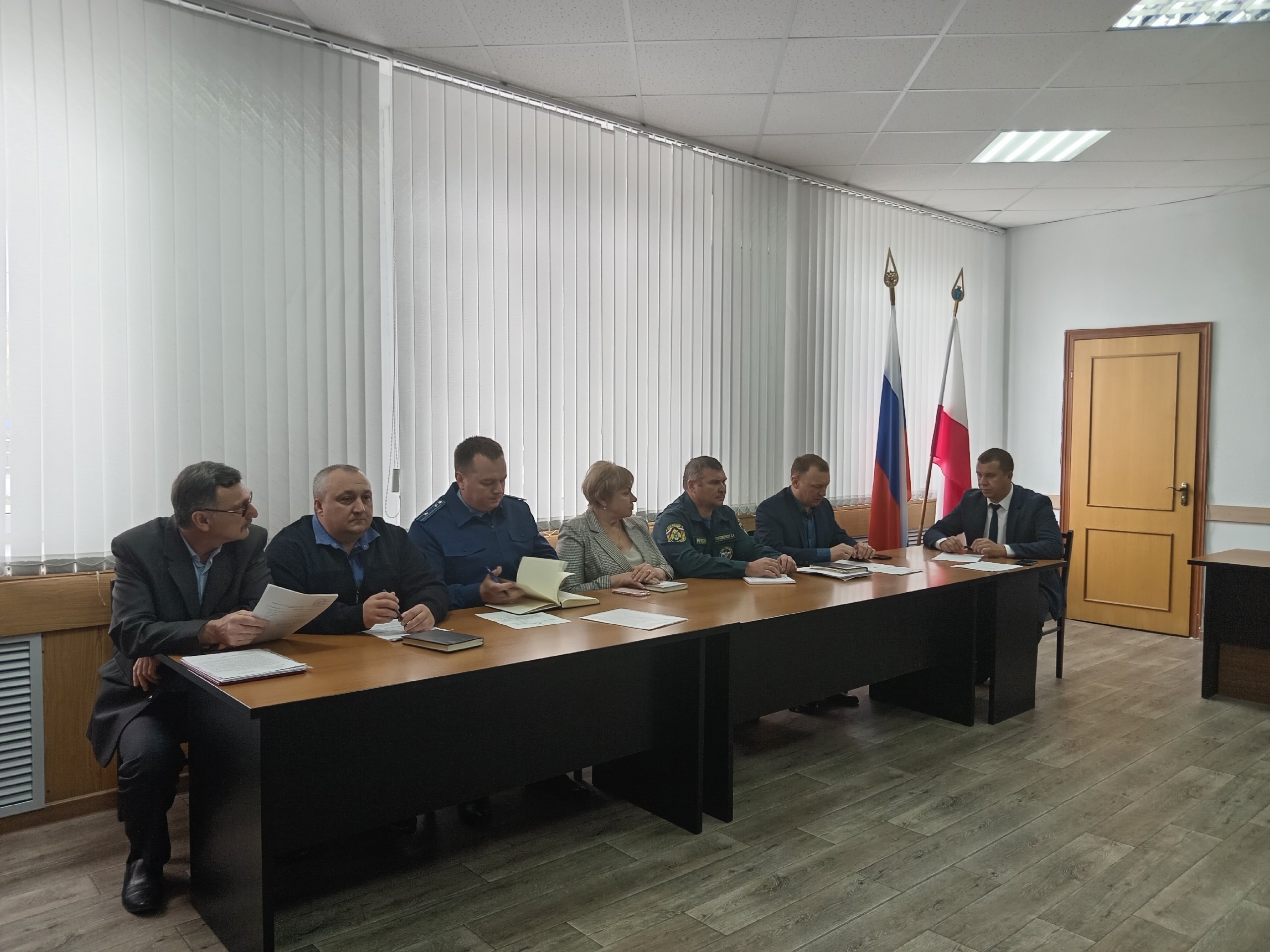  В преддверии Дня Победы Глава Лысогорского района Сергей Фартуков провел заседание антитеррористической комиссии.