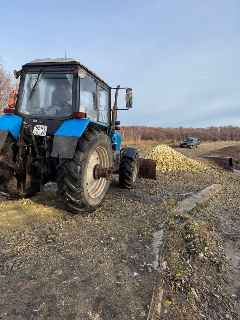 В селе Новая Красавка ведутся работы по отсыпке автодороги.