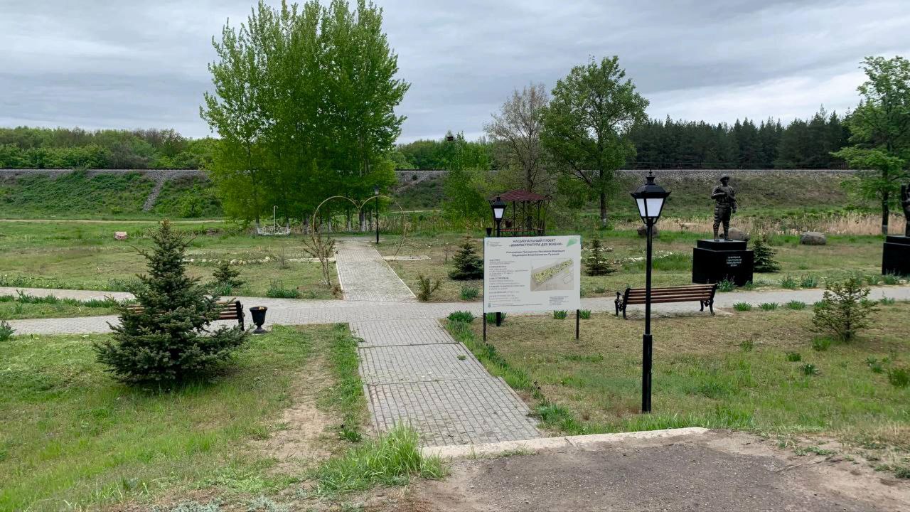 В День Победы, 9 мая, в Парке Победы собралось множество жителей поселка Лысые Горы.