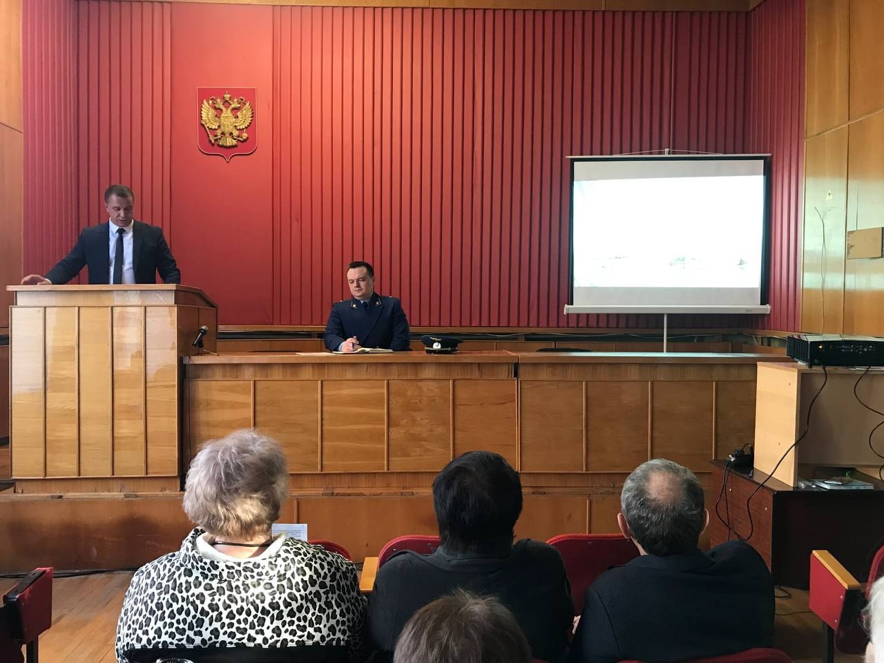 Глава Лысогорского района Сергей Фартуков провел встречу с жителями Лысых Гор.