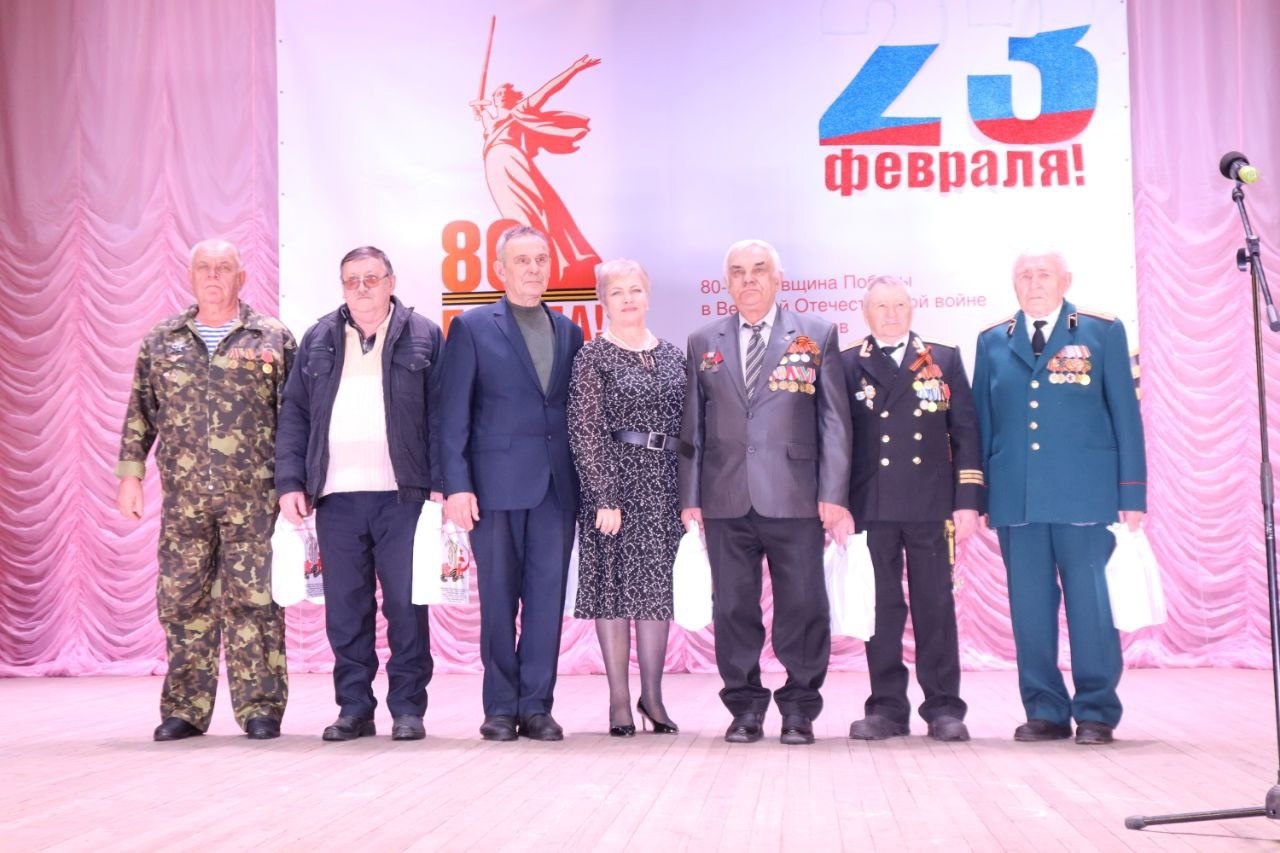 В Лысых Горах прошёл праздничный концерт ко Дню защитника Отечества.