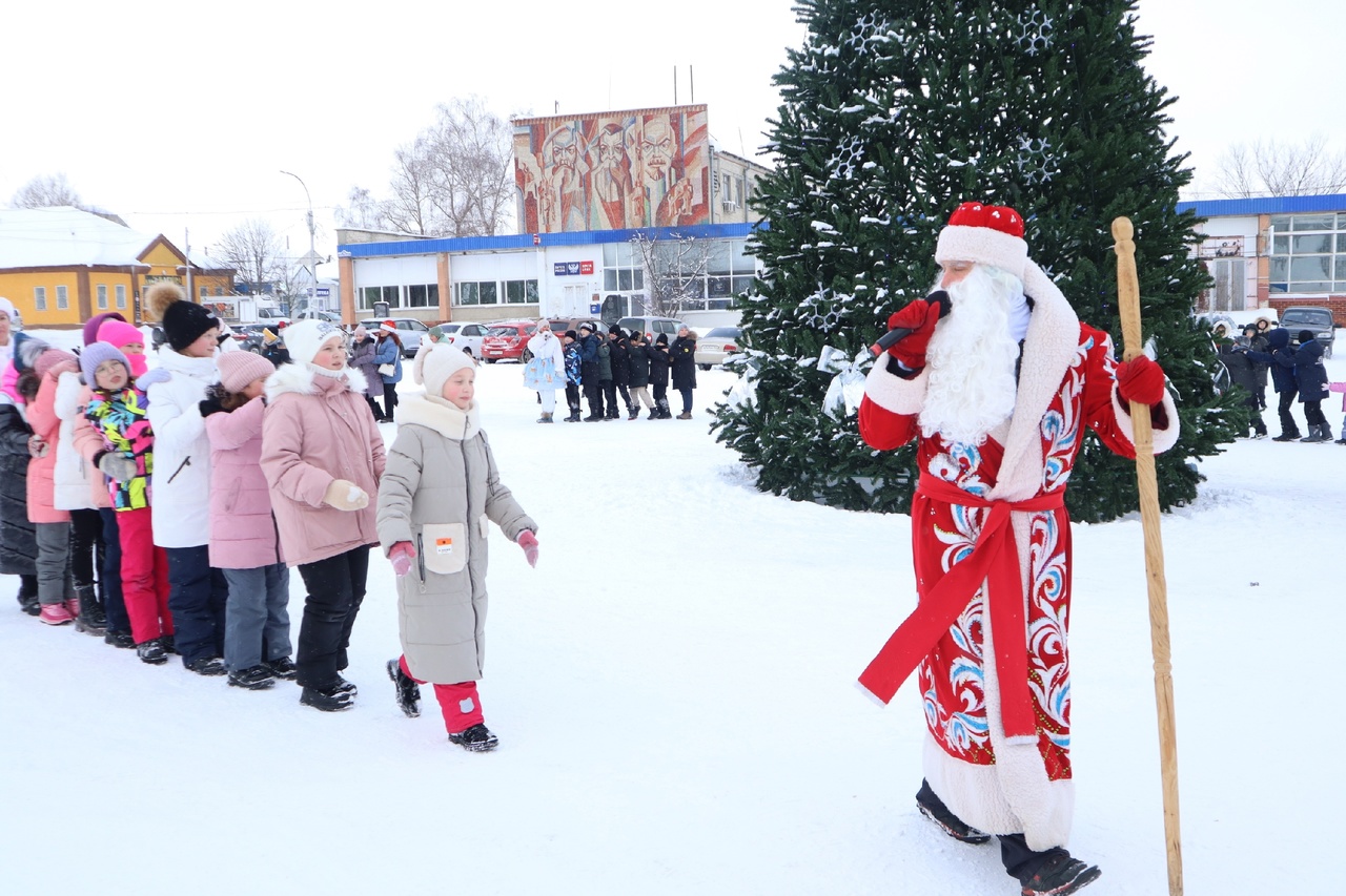 В Лысых Горах открыли главную новогоднюю елку.