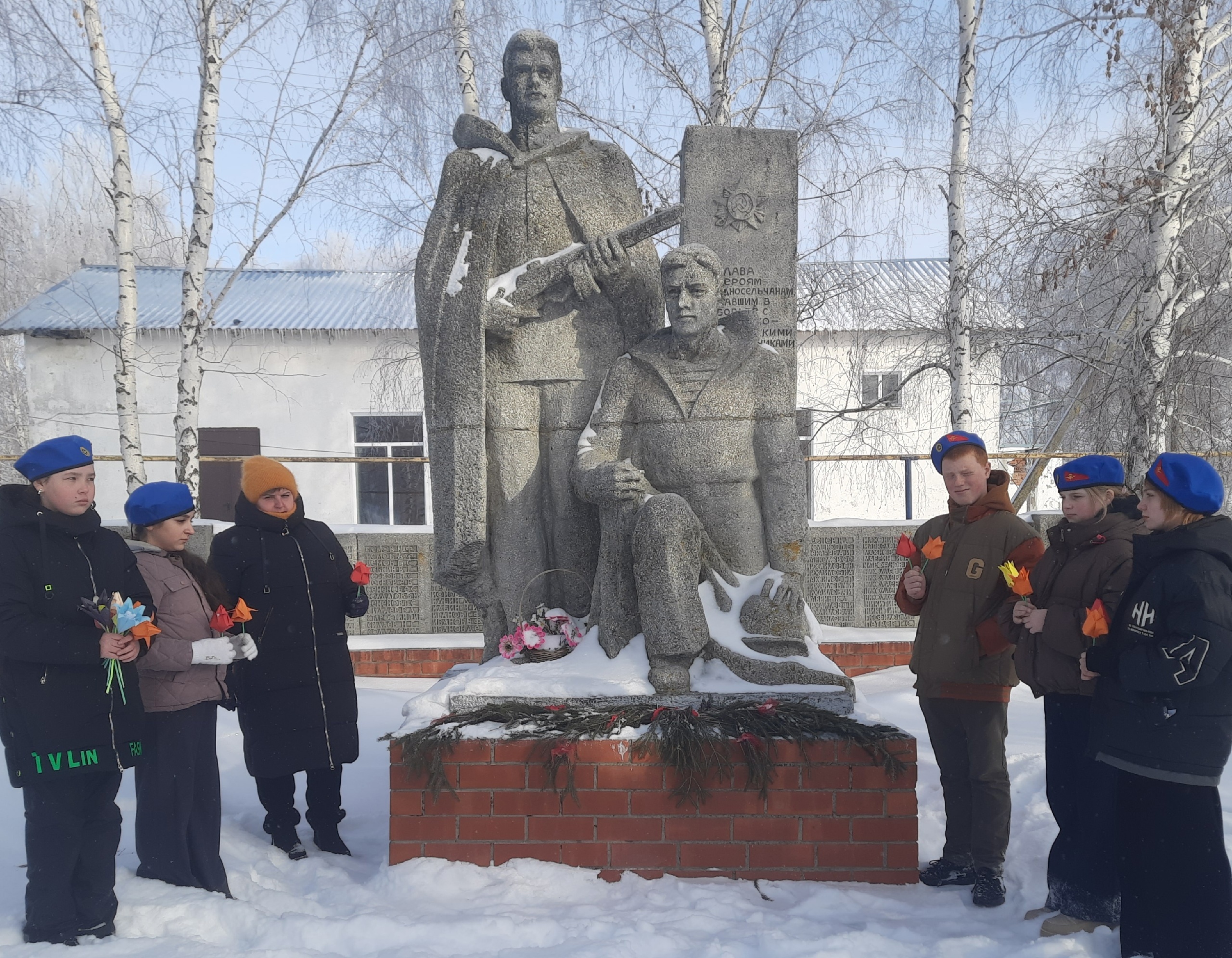 Ученики Лысогорского района возложили цветы к памятнику погибшим воинам.