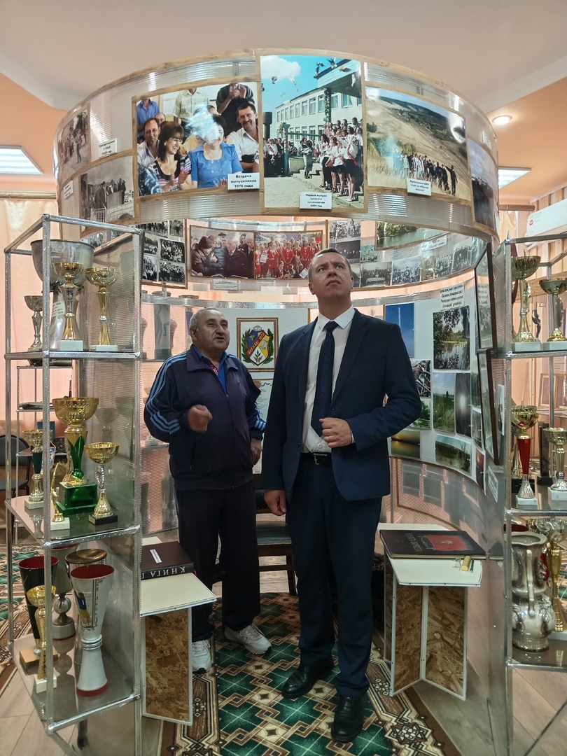 Глава Лысогорского района посетил школу в с. Широкий Карамыш, побывал в школьном музее.