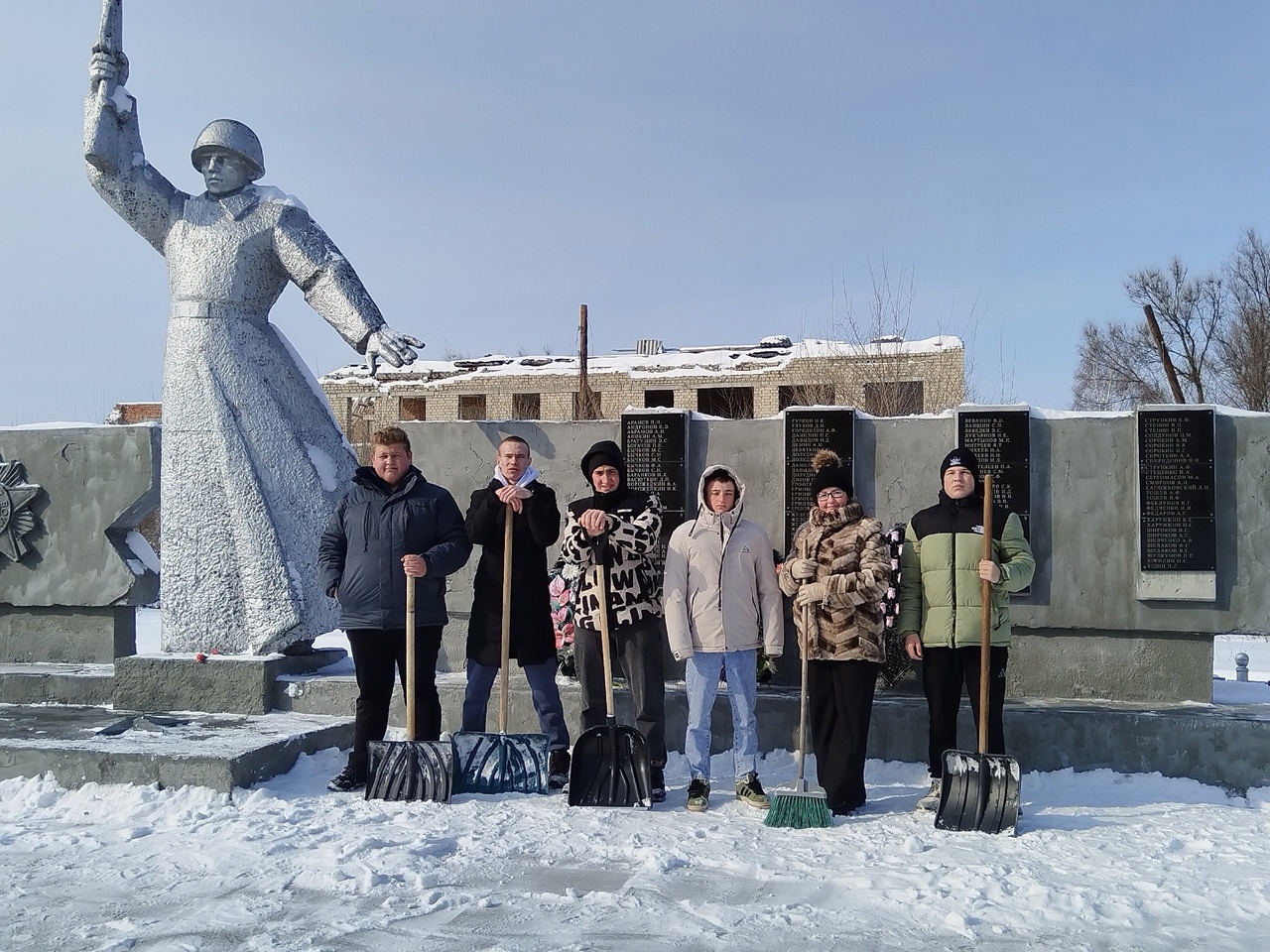 Хранители истории ,Активисты Движения Первых из с. Большая Дмитриевка провели уборку у памятника воинам-землякам.