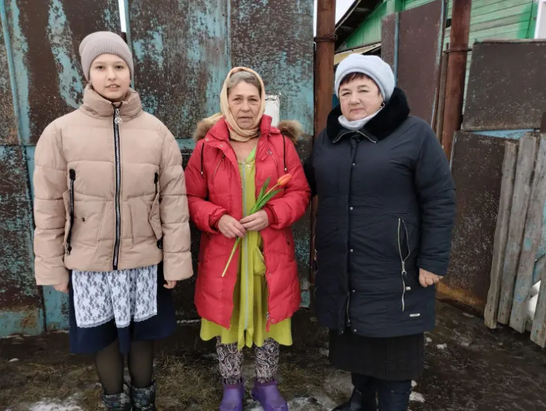 В Лысогорском районе поздравили жён и матерей участников СВО с Международным женским днём.