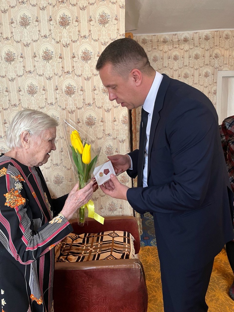 Глава района Сергей Фартуков вручил ветеранам медали к 80-летию Победы в Великой Отечественной войне.