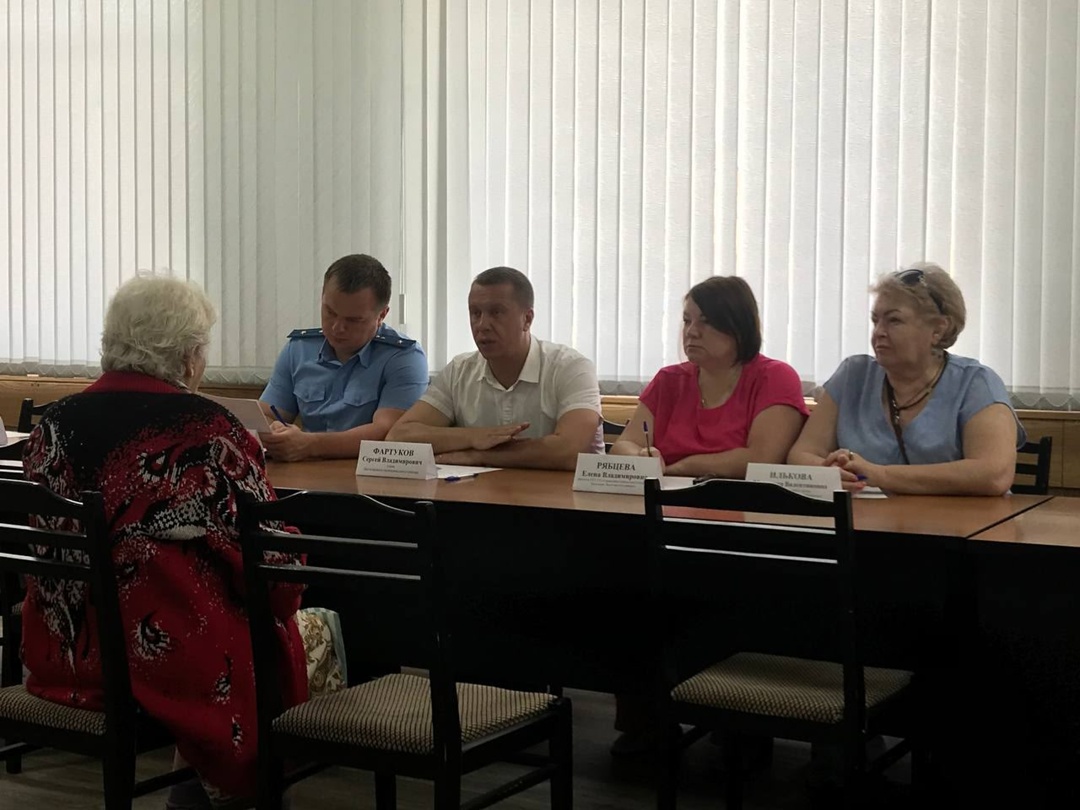 Глава Лысогорского муниципального района по поручению губернатора области Романа Бусаргина провел приём членов семей участников специальной военной операции.