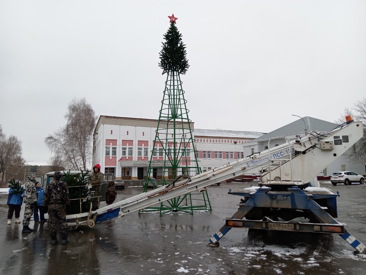 На центральной площади Лысых Гор устанавливают новогоднюю ёлку.